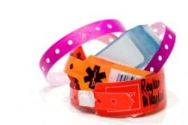Illustration Des bracelets d'identification adaptés aux contraintes hospitalières